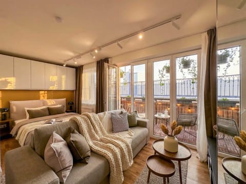 Photo of the whole room with access to terrace