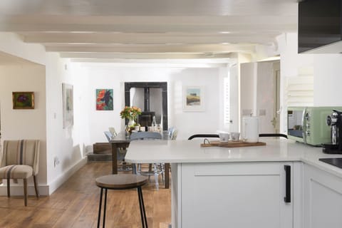 Kitchen with electric oven, fridge/freezer, ample worktop space - Worvas Counthouse