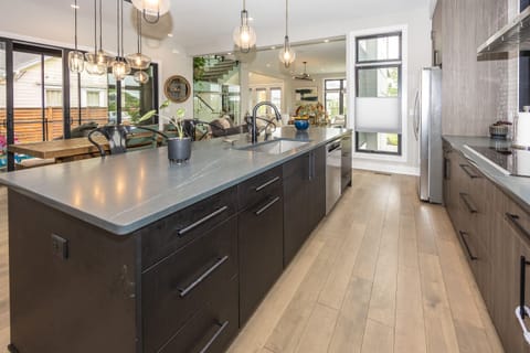 This aesthetically pleasing kitchen has it all—clean and comfortable, with all the essential kitchen appliances and necessities you need.