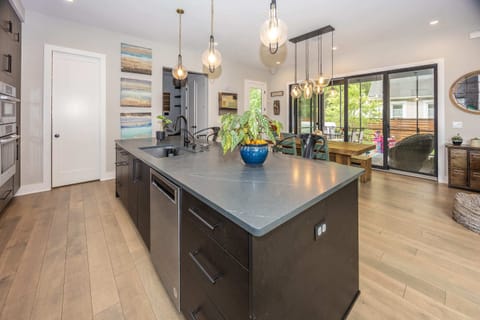 This aesthetically pleasing kitchen has it all—clean and comfortable, with all the essential appliances and necessities you need. Enjoy the great countertops and a stylish dining table that completes the space.