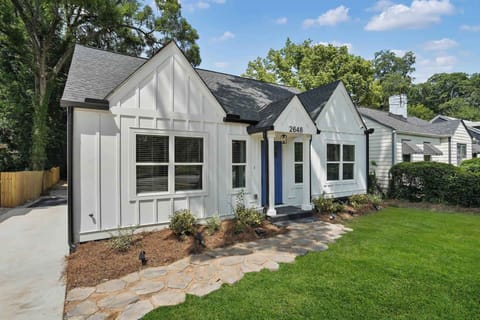 "House was awesome! Went to the tour championship and this house made it so easy being so close to the course. I honestly couldn't have asked for a better place to stay. Very cute clean house in a safe neighborhood" - Hector - SA, Texas *****