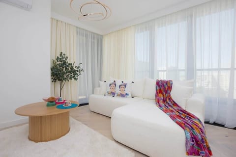 Bright living room with modern decor – Comfortable seating, soft lighting, and charming details.

