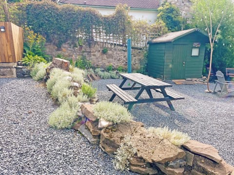 Garden and parking area | Ardlevale Cottage, Pitlochry