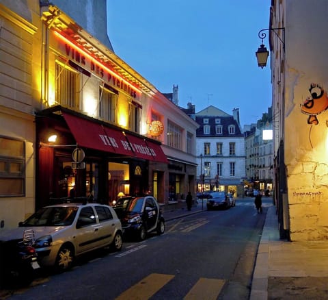 Evening view of Rue Beautreillis