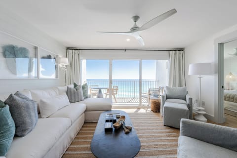 Summer Lovin' - In the living room, there are two Swivel Gilders and a large custom sectional overlooking the Gulf.