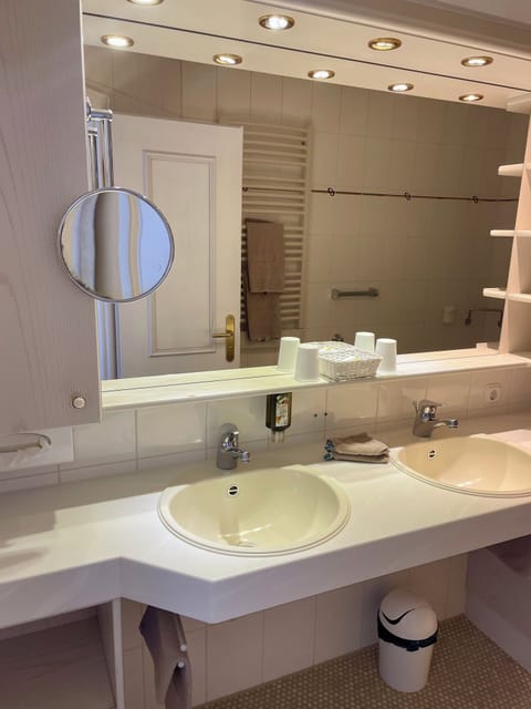 Panoramic Studio Suite, Mountain View | Bathroom | Free toiletries, hair dryer, bathrobes, slippers