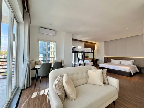 Family Studio Suite | Living area | 35-inch flat-screen TV with cable channels, table tennis, books