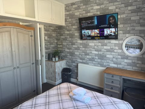 Standard Double Room | Desk, iron/ironing board, free WiFi, bed sheets