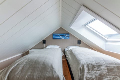 RORBU Standard /Fishermans cabin | Memory foam beds, free WiFi, bed sheets