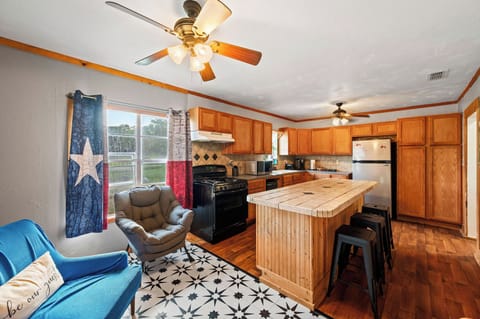 Fully Equipped Kitchen: Enjoy a Refrigerator, Microwave & More for Your Comfort!