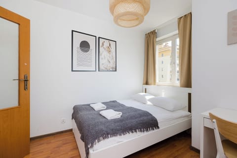 3 bedrooms, desk, laptop workspace, blackout drapes