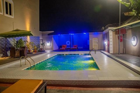 Swim-up bar