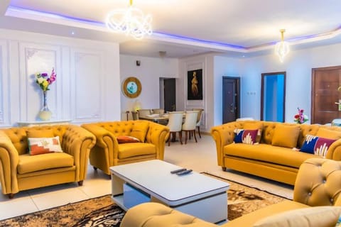 Family Room, Balcony, City View | Living area