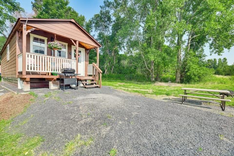 Isle La Motte Vacation Rental | 1BR | 1BA | 448 Sq Ft | 4 Steps to Enter