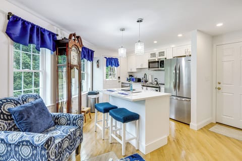 Kingston Vacation Rental | 1BR | 1.5BA | 800 Sq Ft | 4 Steps Required