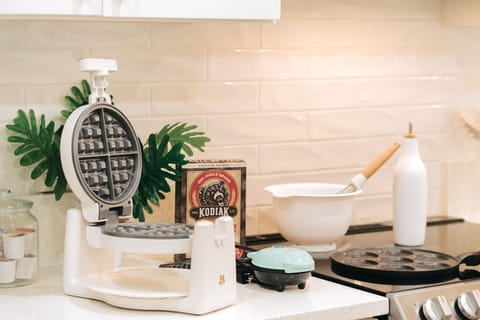 Start your day in this cheerful kitchen, full with amenities