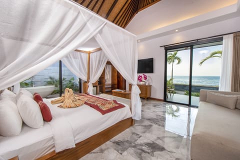 Executive Studio Suite, Sea View | In-room safe, desk, laptop workspace, blackout drapes