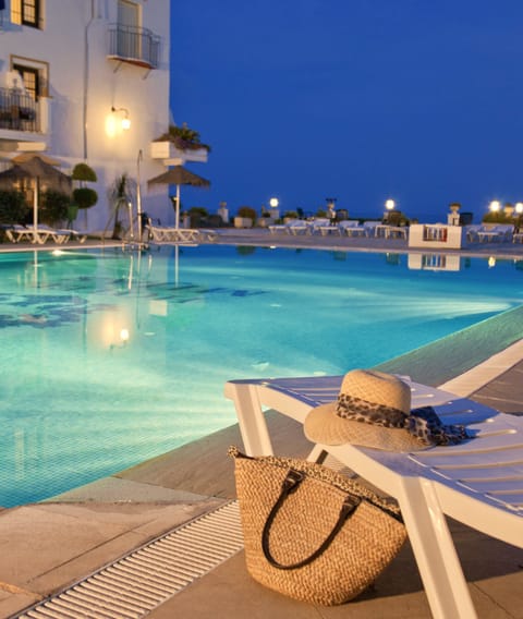 Outdoor pool, pool umbrellas, sun loungers