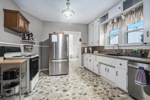 Kitchen - Fully equipped kitchen for all your cooking needs with dishwasher