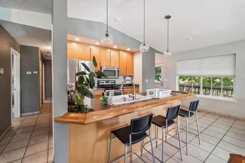 House, 3 Bedrooms | Private kitchen | Fridge, oven, coffee/tea maker, electric kettle