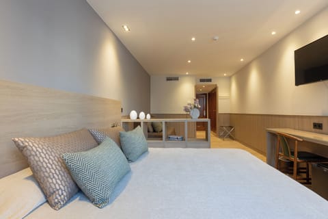 Triple Room | In-room safe, desk, laptop workspace, blackout drapes
