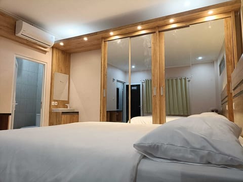 Family Room | Desk, laptop workspace, WiFi (free)