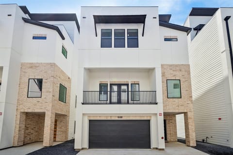 Houston Urban Estate — 4-Story Private Retreat, Spring Branch, Rooftop Deck