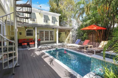 Pool & Patio - Pool/Turkish Towels provided. 4 lounge chairs. Patio furniture set seats 7. Pool is 4ft. deep.