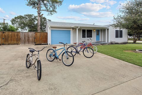 Adorable Southside 3/2 with BIKES! 