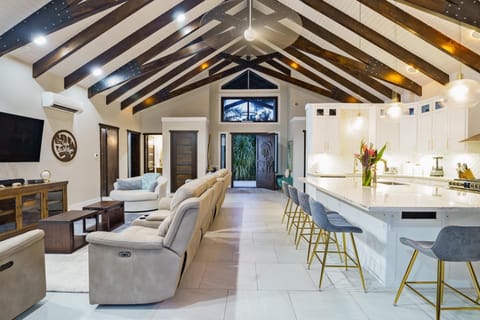 Casa de Wilson - 5 Bedroom Beachfront Villa (4260)