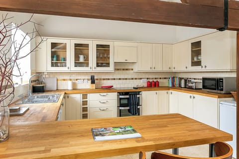 House, Garden View | Private kitchen | Electric kettle, toaster