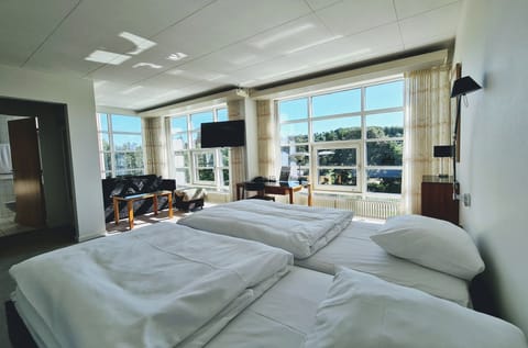 Junior Room | Hypo-allergenic bedding, in-room safe, desk, free WiFi