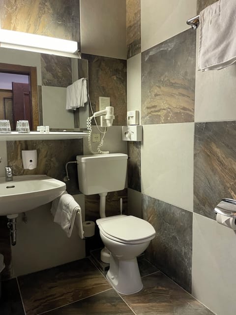 Double room | Bathroom | Hair dryer, towels, soap, shampoo
