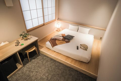 Signature Studio, 1 Queen Bed, Non Smoking | Desk, blackout drapes, free WiFi, bed sheets