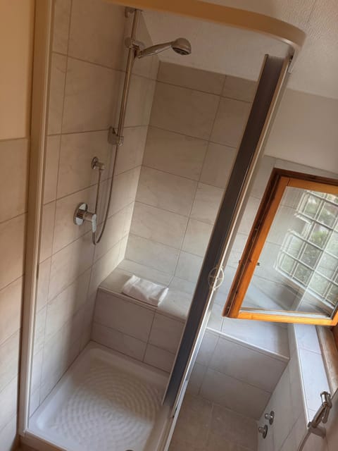 Basic Twin Room | Bathroom