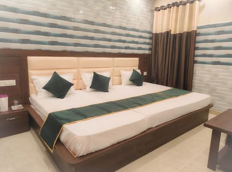 Standard Triple Room | Bathroom | Shower, towels, soap