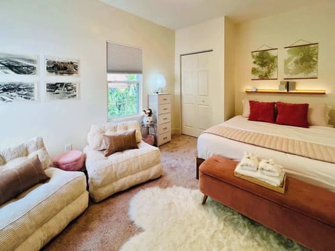 [Bedroom] Relax and fall asleep in our comfy bedroom.