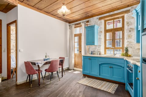 Traditional and moderm elements are nicely combined together!