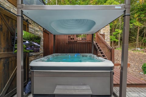 Goose Island Retreat - Lower Level Covered Hot Tub