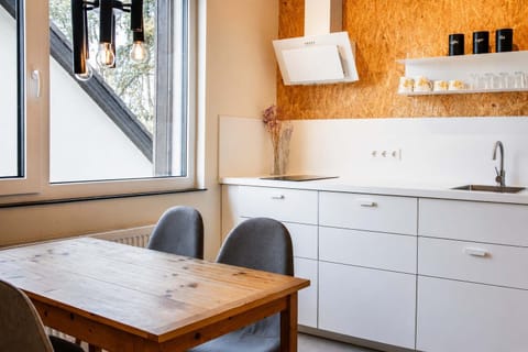 Open kitchen and dining area – compact, bright, and fully equipped.