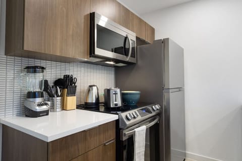 You’ll love the convenience of this fully equipped kitchen, where you can brew coffee, cook meals, or prepare snacks. The cozy layout and warm ambiance make cooking here a delightful part of your stay.