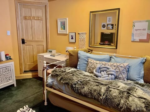 We welcome you to enjoy this memory foam bed with hotel style bedding. There`s a stow away trundle bed underneath.