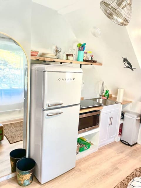 Be a home chef in the kitchenette. You`ll find a microwave, induction top, pots & pans, plates.L, refrigerator/freezer combo, toaster, tea kettle and a coffee maker (pls bring your favorite coffee...beans or ground)