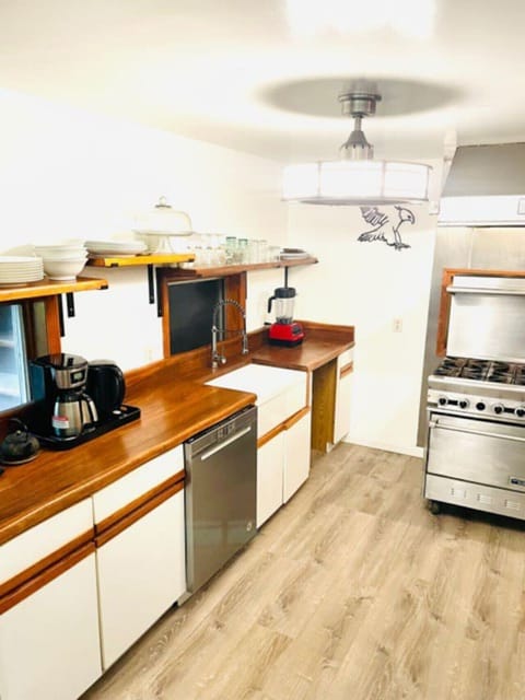 Acacia wood counter, coffee drip machine, toaster, tea kettle, high powered vita prep blender for your smoothies. Flat ware, glass ware, cutlery, knives and almost certainly all the cooking utensils you`ll need. It`s a true chef`s kitchen!