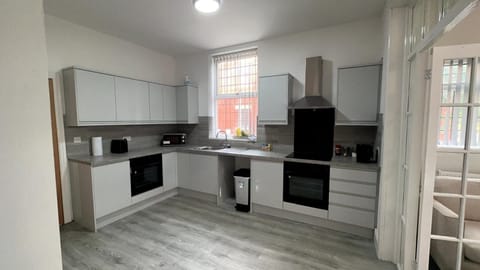 Shared fridge, microwave, toaster, eco-friendly cleaning products