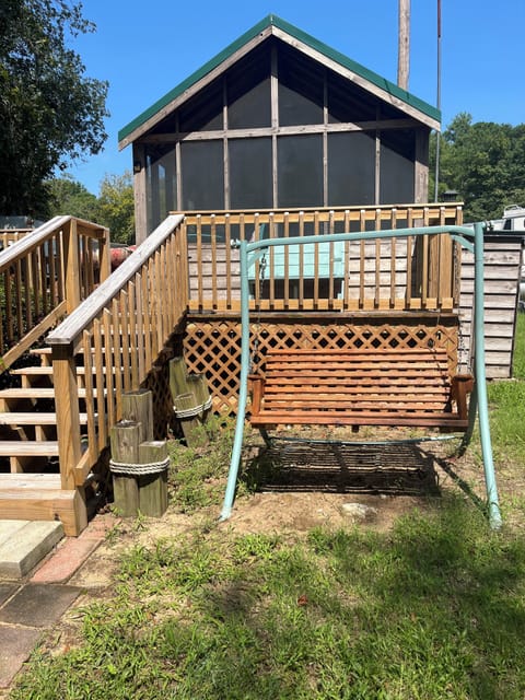 The Tiny Lakefront Escape