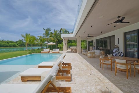 Modern lake villa with chef & English-speaking staff in beach resort (6017)