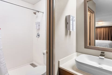 Combined shower/tub, hair dryer, towels