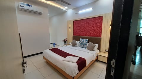 Deluxe Double Room | Soundproofing, iron/ironing board, free WiFi, bed sheets