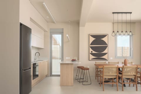 The self-catering kitchen guarantees evenings filled with family meals. 